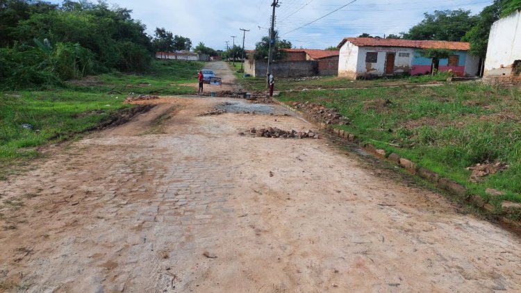 Floriano executa serviços de iluminação no campo e tapa buracos na cidade