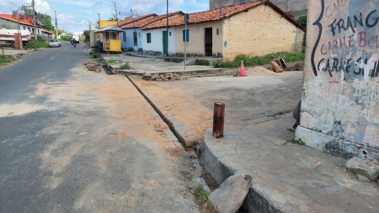 Floriano executa serviços de iluminação no campo e tapa buracos na cidade