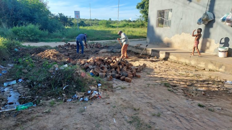 Floriano executa serviços de iluminação no campo e tapa buracos na cidade