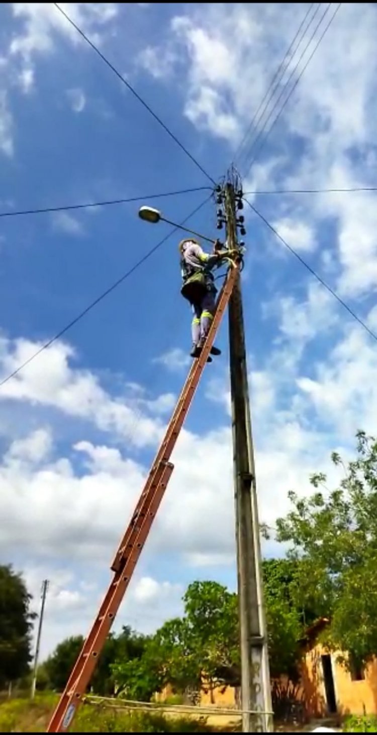 Floriano executa serviços de iluminação no campo e tapa buracos na cidade