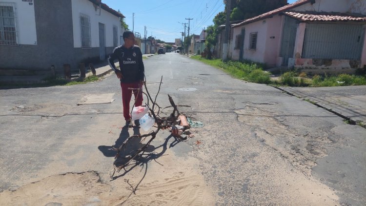 Floriano executa serviços de iluminação no campo e tapa buracos na cidade