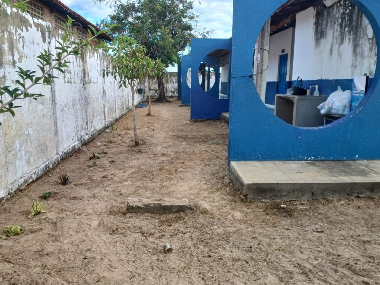 Floriano: Educação e Infraestrutura retomam roço e capina nas escolas do município