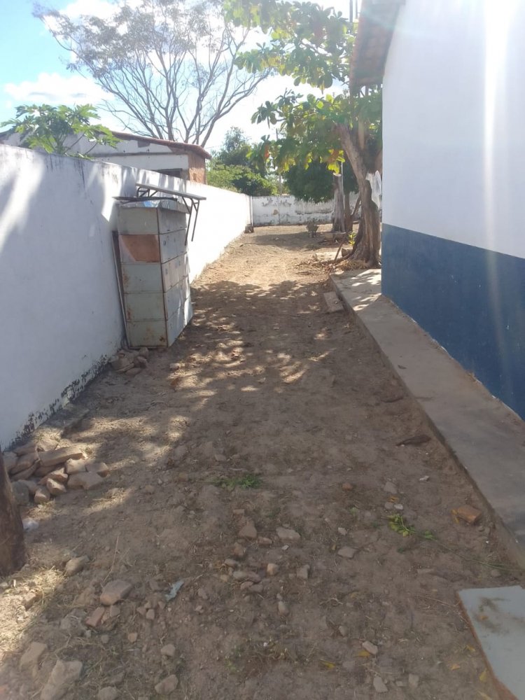 Floriano: Educação e Infraestrutura retomam roço e capina nas escolas do município