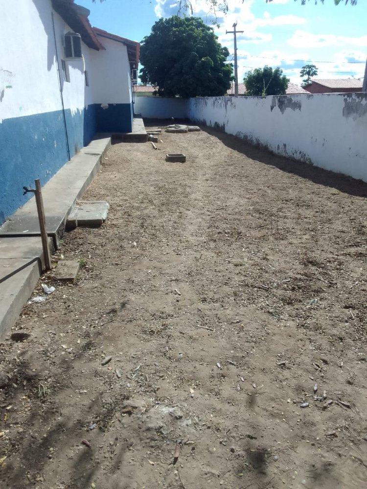 Floriano: Educação e Infraestrutura retomam roço e capina nas escolas do município