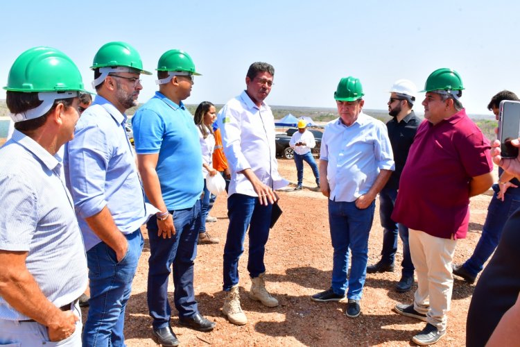 Prefeito Antônio Reis  visita obras do Esgotamento Sanitário de Floriano