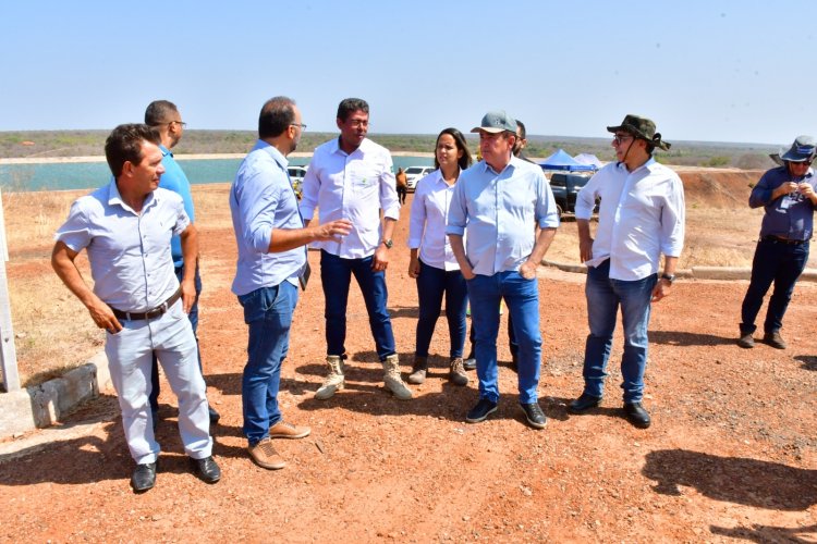 Prefeito Antônio Reis  visita obras do Esgotamento Sanitário de Floriano
