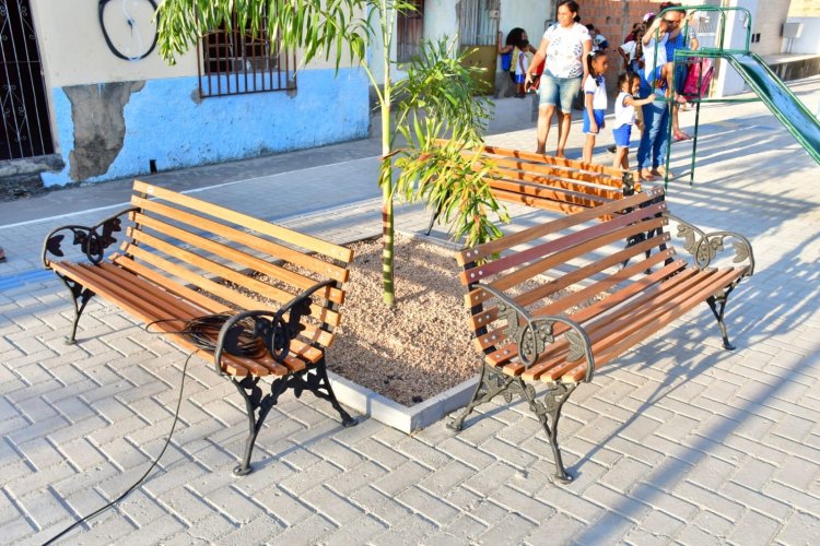Prefeitura entrega mais uma praça completamente modernizada à população de Floriano