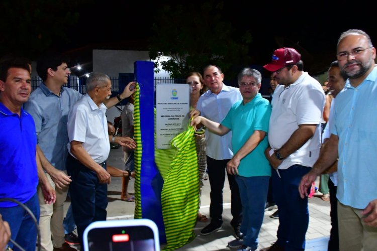 Prefeitura entrega mais uma praça completamente modernizada à população de Floriano