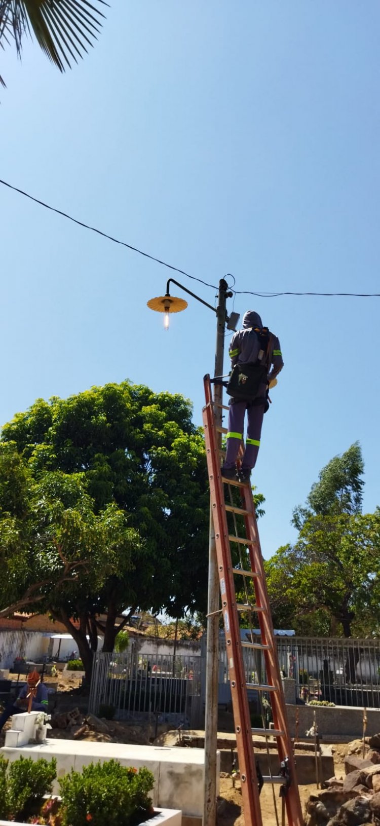 Prefeitura de Floriano recupera iluminação dos cemitérios para o dia de Finados