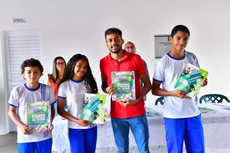 Prefeitura de Floriano entrega material didático complementar a alunos da rede municipal 