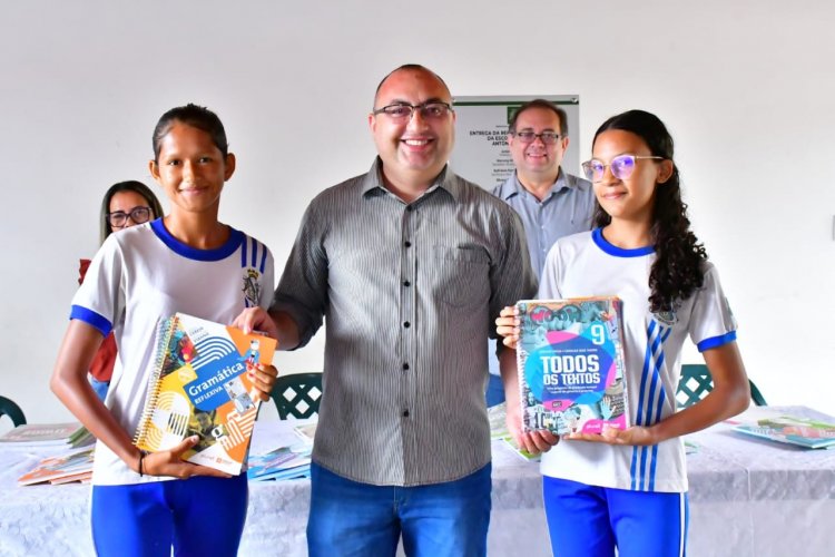 Prefeitura de Floriano entrega material didático complementar a alunos da rede municipal 