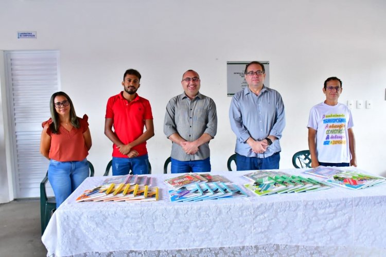 Prefeitura de Floriano entrega material didático complementar a alunos da rede municipal 