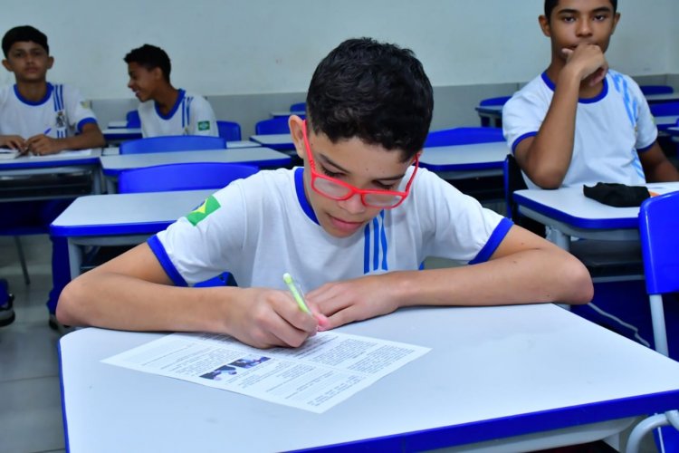 Prefeitura de Floriano entrega material didático complementar a alunos da rede municipal 