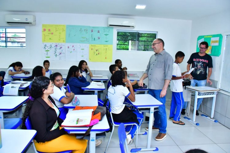 Prefeitura de Floriano entrega material didático complementar a alunos da rede municipal 