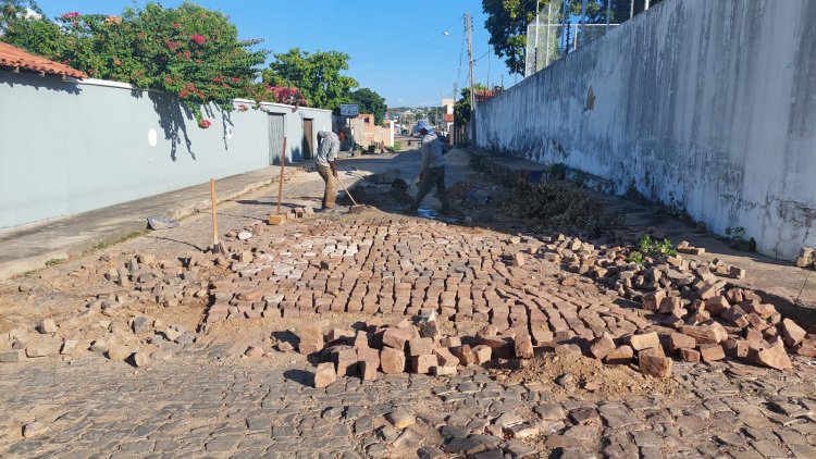 Infraestrutura: ruas de 13 bairros de Floriano recebem manutenção de tapa-buracos