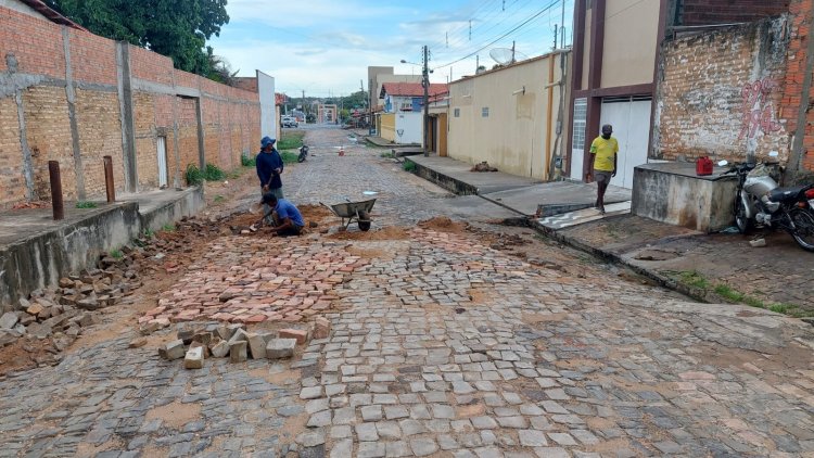 Infraestrutura: ruas de 13 bairros de Floriano recebem manutenção de tapa-buracos