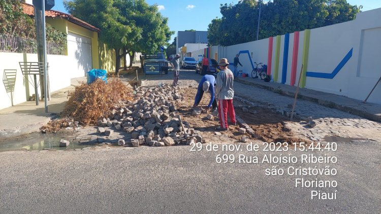 Infraestrutura: ruas de 13 bairros de Floriano recebem manutenção de tapa-buracos