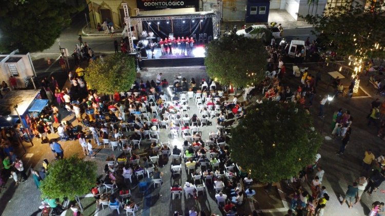 Prefeitura de Floriano realiza cantata natalina e ato do acender de luzes do Natal