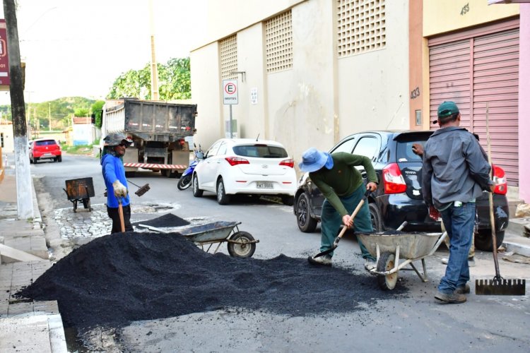 Infraestrutura realiza tapa-buracos com massa asfáltica no centro de Floriano