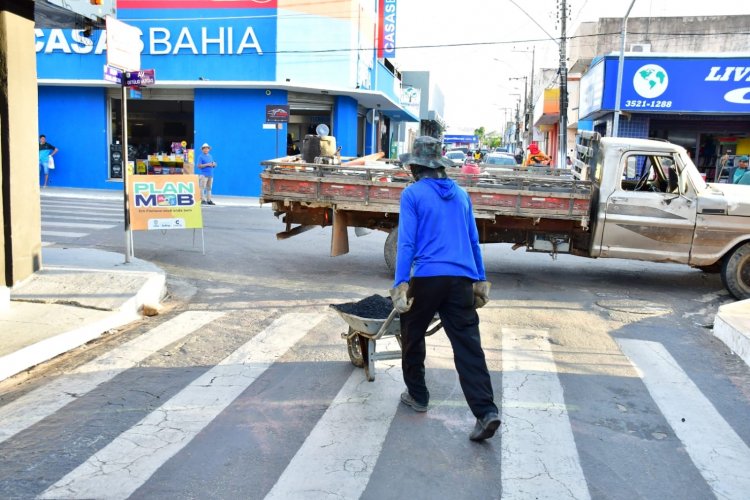 Infraestrutura realiza tapa-buracos com massa asfáltica no centro de Floriano