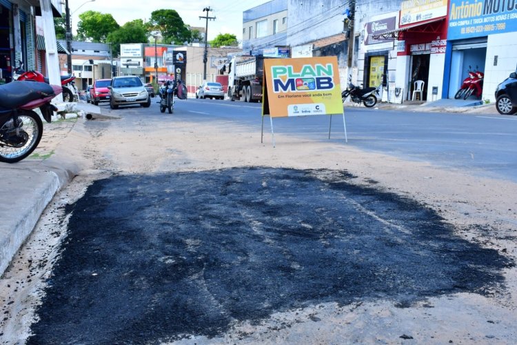 Infraestrutura realiza tapa-buracos com massa asfáltica no centro de Floriano