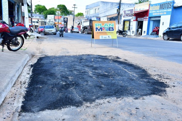 Infraestrutura realiza tapa-buracos com massa asfáltica no centro de Floriano