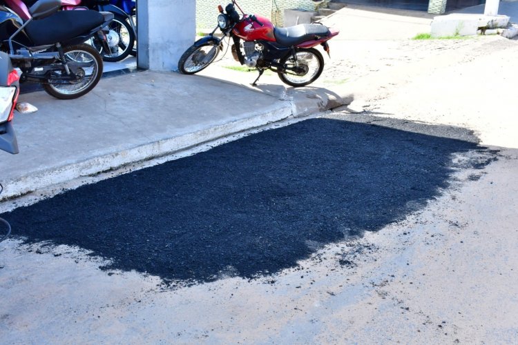 Infraestrutura realiza tapa-buracos com massa asfáltica no centro de Floriano