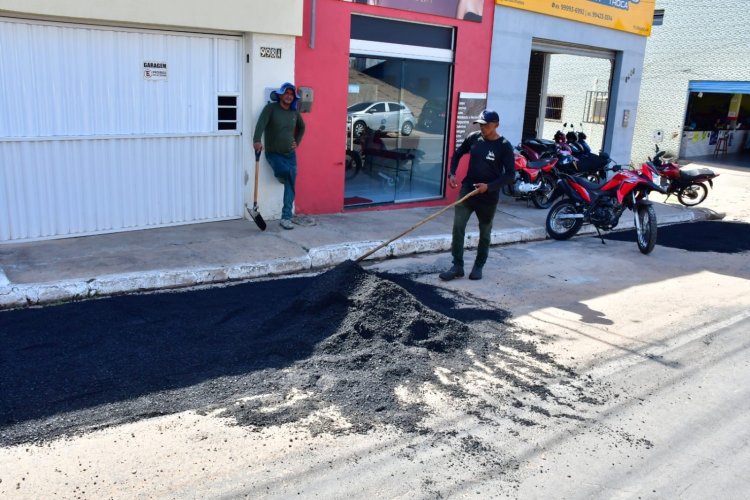 Infraestrutura realiza tapa-buracos com massa asfáltica no centro de Floriano