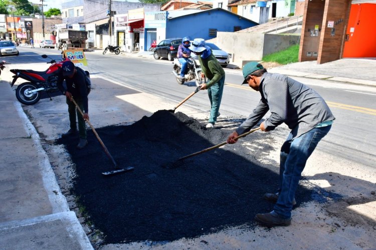 Infraestrutura realiza tapa-buracos com massa asfáltica no centro de Floriano