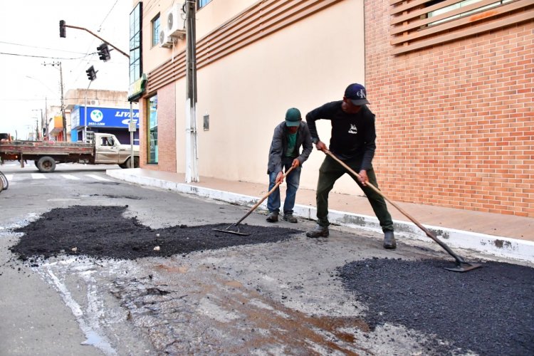 Infraestrutura realiza tapa-buracos com massa asfáltica no centro de Floriano