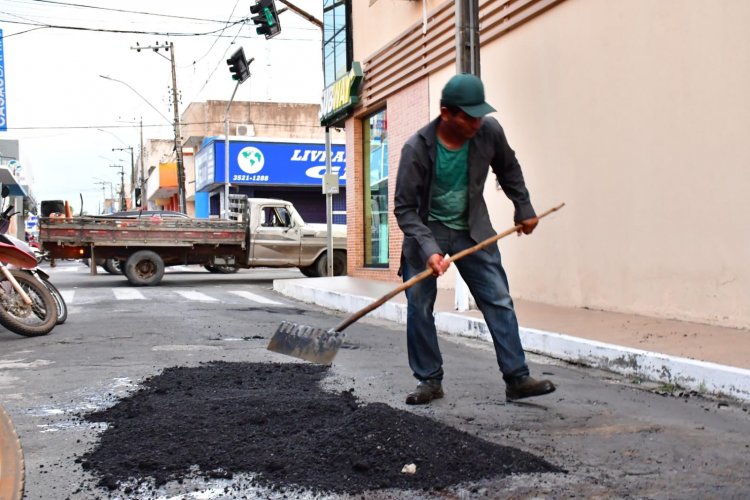 Infraestrutura realiza tapa-buracos com massa asfáltica no centro de Floriano