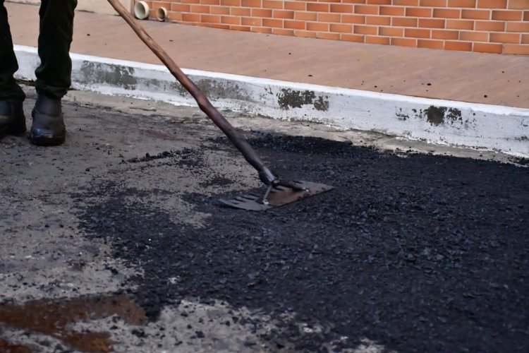 Infraestrutura realiza tapa-buracos com massa asfáltica no centro de Floriano