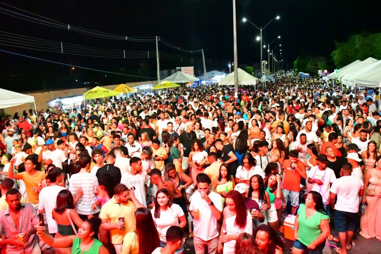 ‘Réveillon da Nossa Gente’ reúne mais de 10 mil pessoas na Avenida Beira Rio