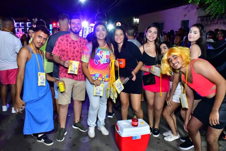 Bloco das Virgens marca a abertura da semana do Carnaval em Floriano