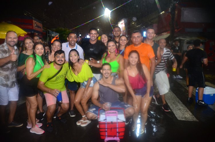 Debaixo de chuva, foliões curtem arrastão ao som de Luketta em Floriano
