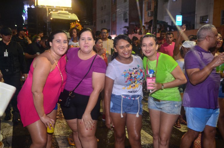Debaixo de chuva, foliões curtem arrastão ao som de Luketta em Floriano