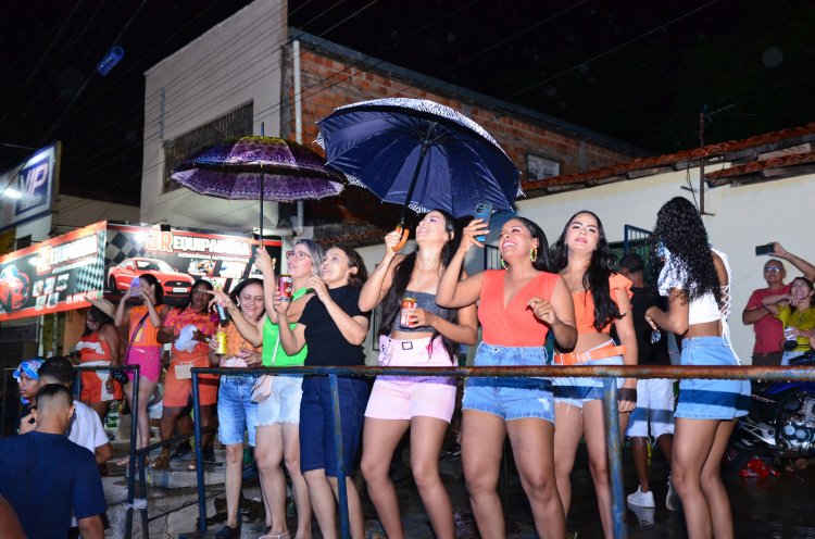 Debaixo de chuva, foliões curtem arrastão ao som de Luketta em Floriano