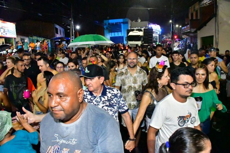 Debaixo de chuva, foliões curtem arrastão ao som de Luketta em Floriano