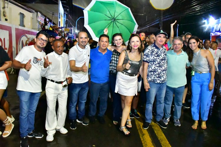 Debaixo de chuva, foliões curtem arrastão ao som de Luketta em Floriano
