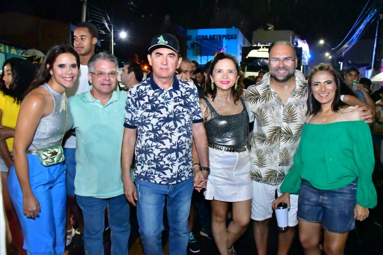 Debaixo de chuva, foliões curtem arrastão ao som de Luketta em Floriano