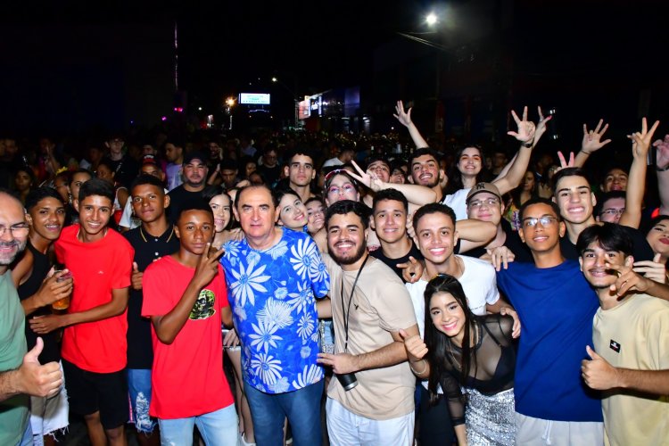 Sávio Grazz e Banda Babaixá arrastam multidão no 3º arrastão do Carnaval de Floriano