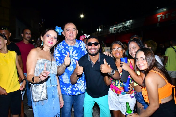 Sávio Grazz e Banda Babaixá arrastam multidão no 3º arrastão do Carnaval de Floriano