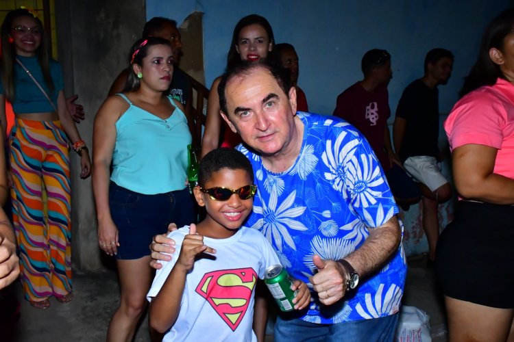 Sávio Grazz e Banda Babaixá arrastam multidão no 3º arrastão do Carnaval de Floriano