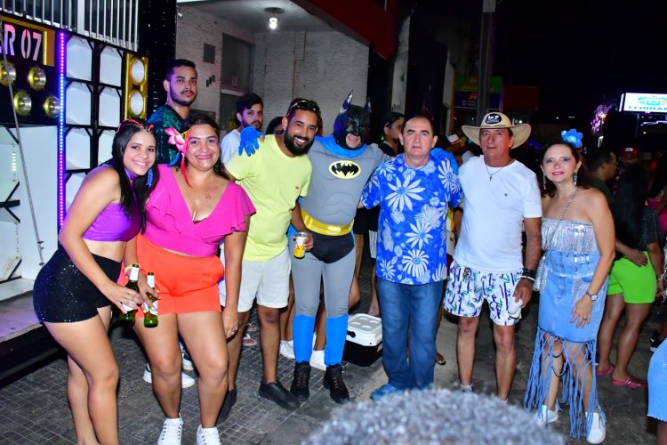 Sávio Grazz e Banda Babaixá arrastam multidão no 3º arrastão do Carnaval de Floriano