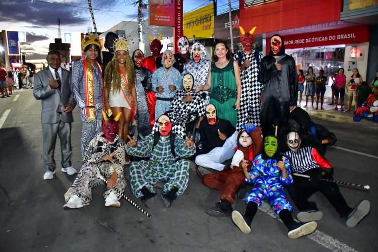 Desfile de escolas de samba e shows na beira-rio marcam o último dia do Carnaval de Floriano