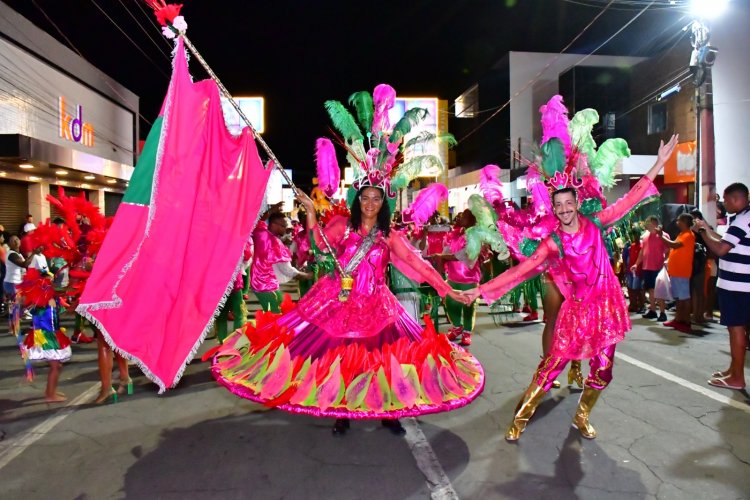 Desfile de escolas de samba e shows na beira-rio marcam o último dia do Carnaval de Floriano