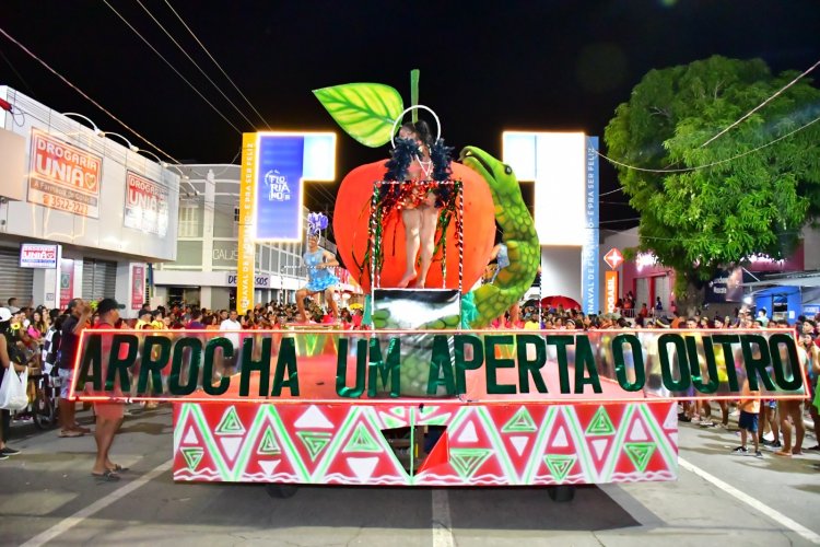 Desfile de escolas de samba e shows na beira-rio marcam o último dia do Carnaval de Floriano