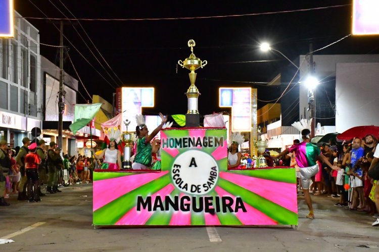 Desfile de escolas de samba e shows na beira-rio marcam o último dia do Carnaval de Floriano