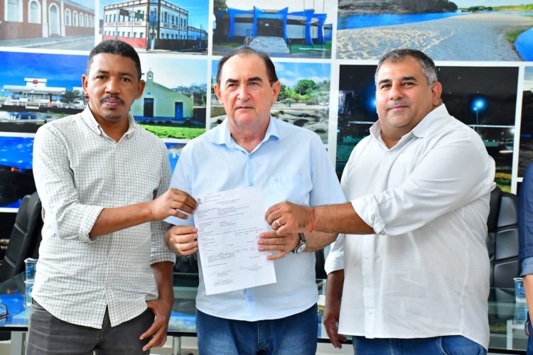 Prefeito Antônio Reis assina duas ordens de serviço para obras nas áreas de saúde e mobilidade urbana