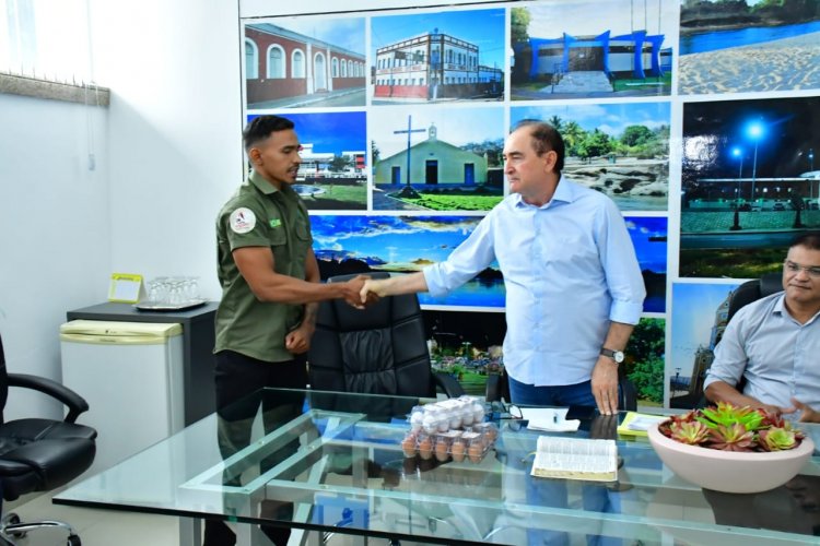 Prefeitura de Floriano entrega 1° selo de Inspeção Municipal